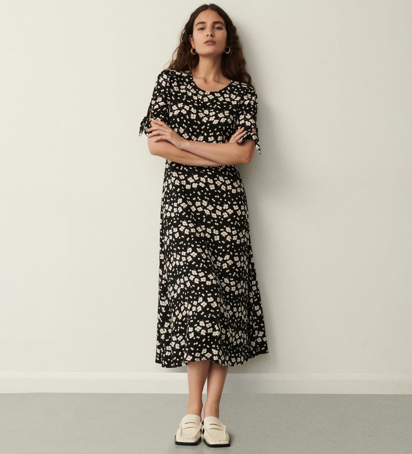 Caley Black Daisy Midi Dress                                     LENZING™ ECOVERO™