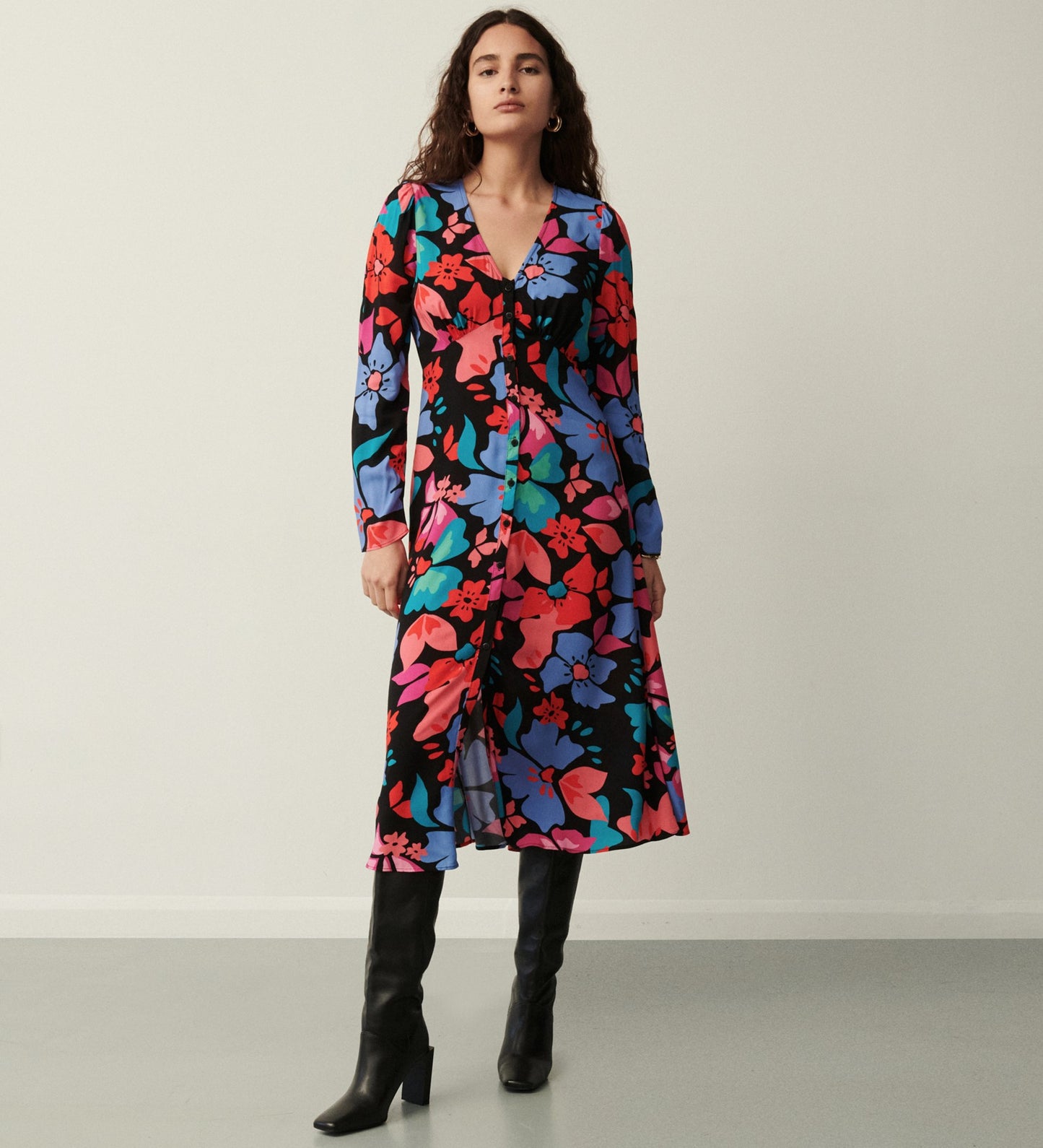 Elizara Black Floral Midi Dress                      LENZING™ ECOVERO™