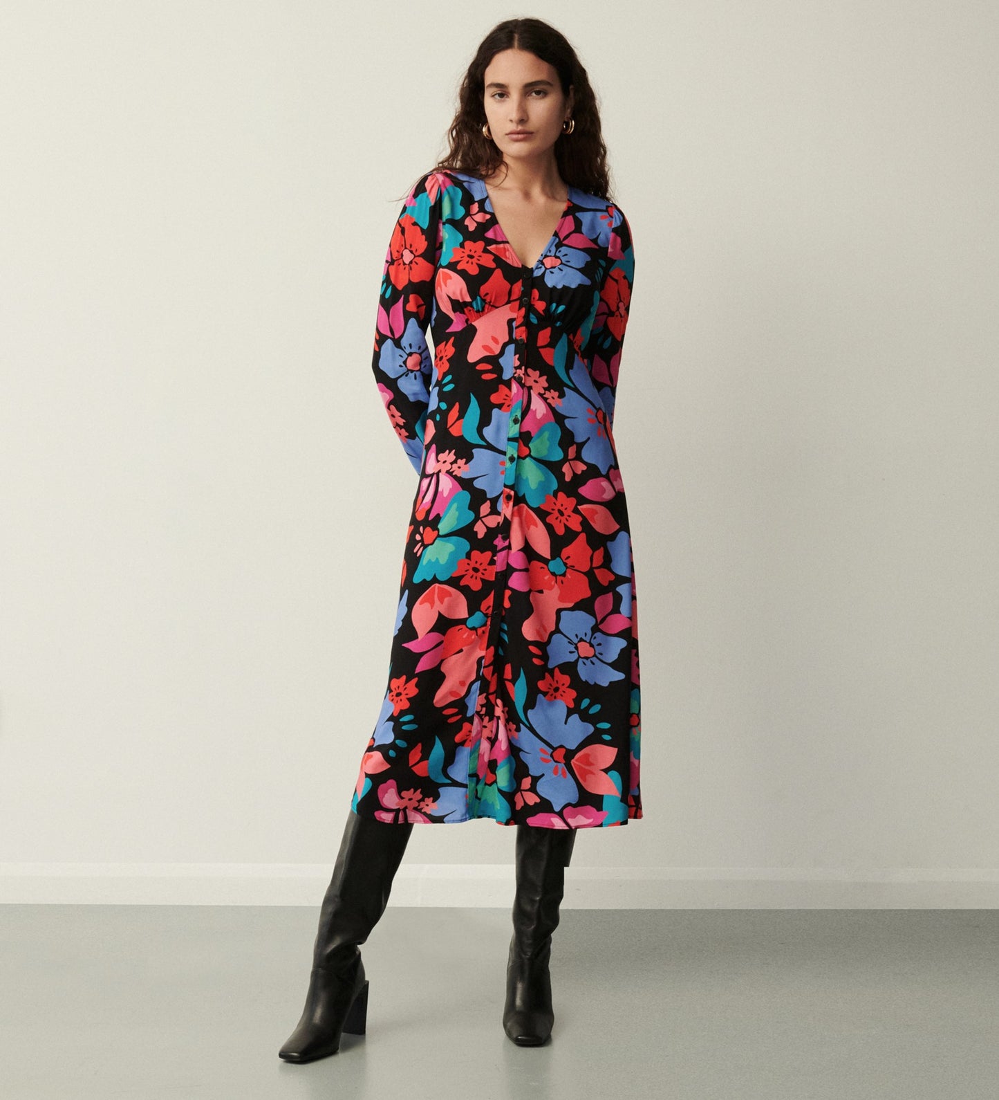 Elizara Black Floral Midi Dress                      LENZING™ ECOVERO™